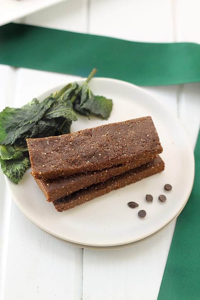 These No-Bake Mint Chocolate Protein Bars are made with just 7 ingredients and in just 20 minutes! No need to turn your oven on or spend hours slaving in the kitchen to make the ultimate on-the-go snack.