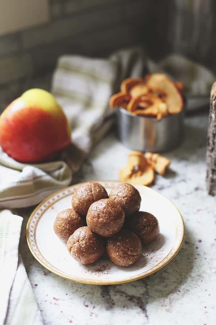 Get your apple pie fix with these raw, gluten-free, vegan and refined sugar-free apple pie bites! Ready in 20 minutes and will totally satisfy your sweet tooth for dessert or a snack.