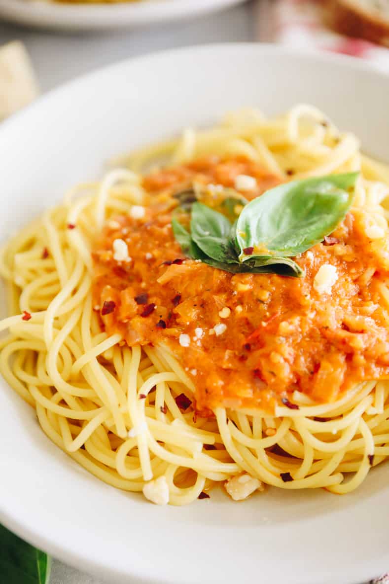 Última comida en el plato con salsa arrabbiata picante sobre espaguetis.