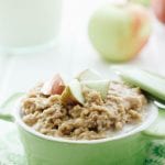 Wake up to the smell and taste of apple pie with this slow cooker apple pie oatmeal recipe #slowcooker #applepie