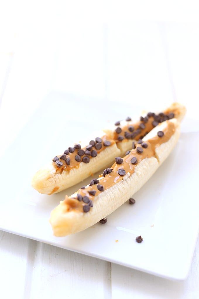 Peanut Butter Chocolate Banana Boats + A round-up of healthy dorm room snack ideas that don't require any equipment and can be made with 5 ingredients of less. Perfect for any health-conscious college student with limited space and budget!