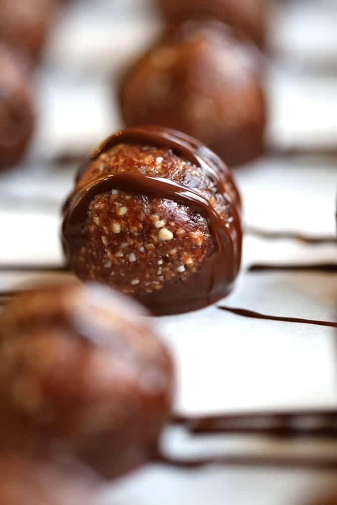 The tartness of cherries meet the sweetness of chocolate in these healthy and filling Chocolate Cherry Energy Balls. Just grab one on the go for a quick and easy snack recipe anytime of day.