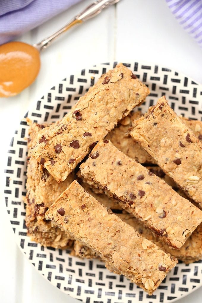 Snacking made easy with these Peanut Butter Granola Bars! Just 6 ingredients is all you need to have a healthy and delicious snack for your busy lifestyle. They're gluten-free and vegan too!