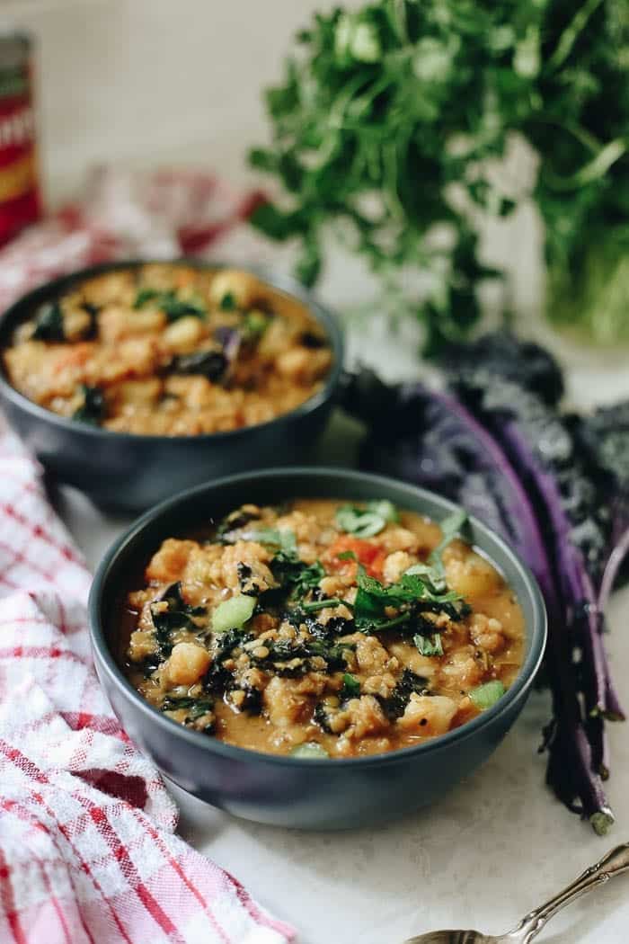 Eine vegetarische Mahlzeit in einem, diese toskanische Grünkohl-Linsensuppe wird Sie stundenlang satt halten und Ihren Körper mit Pflanzen nähren! Die perfekte gemütliche Schüssel für ein winterliches Abendessen unter der Woche oder ein einfaches Mittagessen.