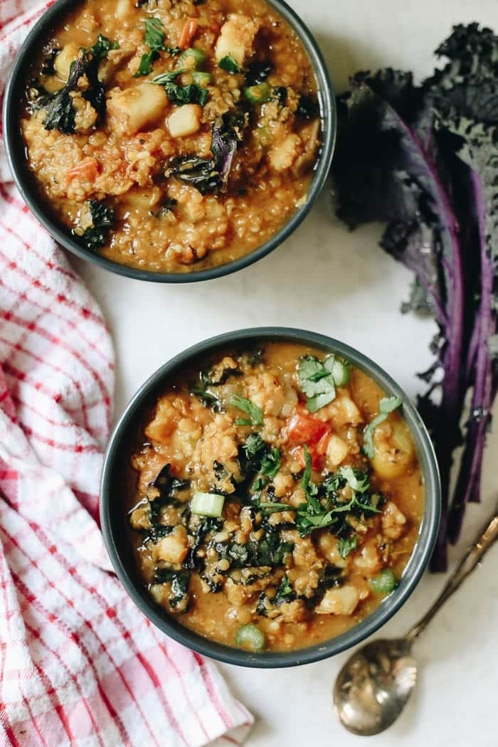 Un repas végétarien en un, cette soupe toscane au chou frisé et aux lentilles vous rassasiera pendant des heures tout en nourrissant votre corps de plantes ! Le bol réconfortant parfait pour un dîner de semaine hivernal ou un déjeuner facile.