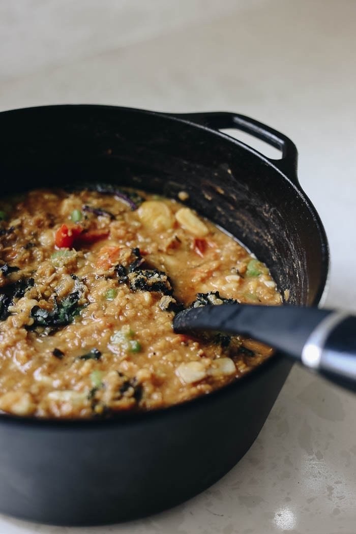 En vegetarisk måltid i ett, denna Toscanska grönkåls- och linssoppa håller dig mätt i flera timmar samtidigt som den ger din kropp näring med växter! Den perfekta tröstande skålen för en vintermiddag på vardagskvällen eller en enkel lunch.