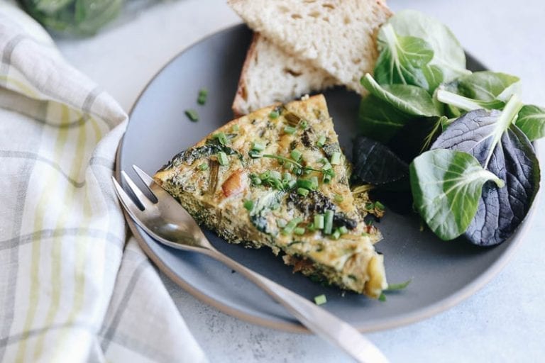 This caramelized onion broccoli and spinach frittata is a healthy breakfast option for your body and the planet.