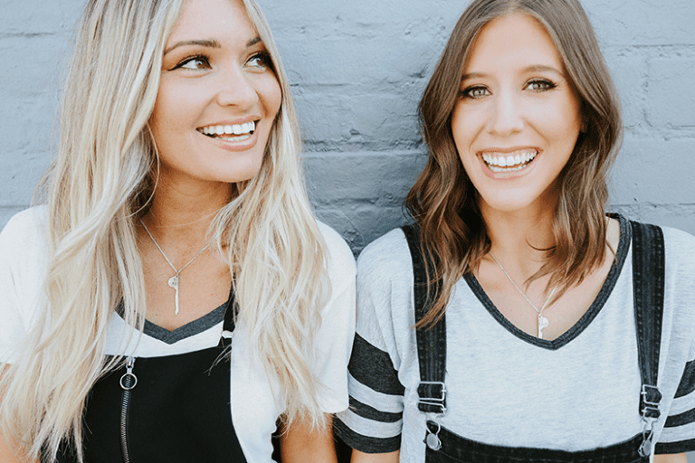 On episode #98 of the That's So Maven podcast Davida is chatting with Lauren Paul and Molly Thompson of Kind Campaign all about how to be your kindest self.