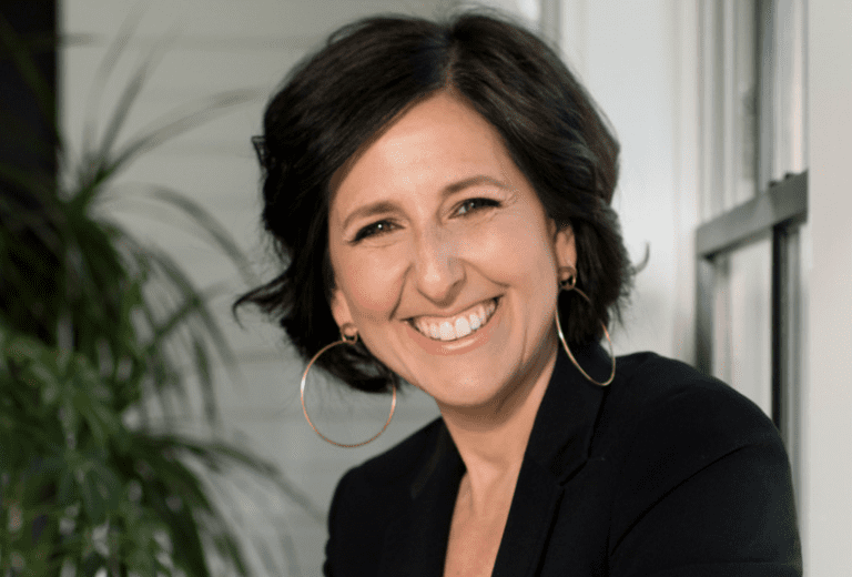 On episode #101 of the That's So Maven podcast Davida is chatting with Dr. Aviva Romm all about adrenal and thyroid health + how to take better care of your endocrine system.