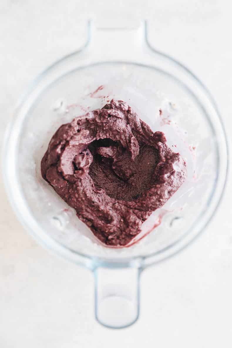 Acai bowl recipe in a blender.