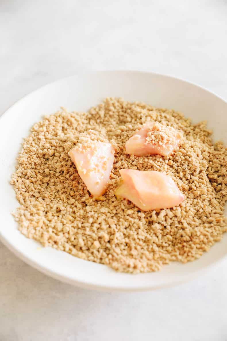 dipping chicken nuggets in panko breadcrumbs